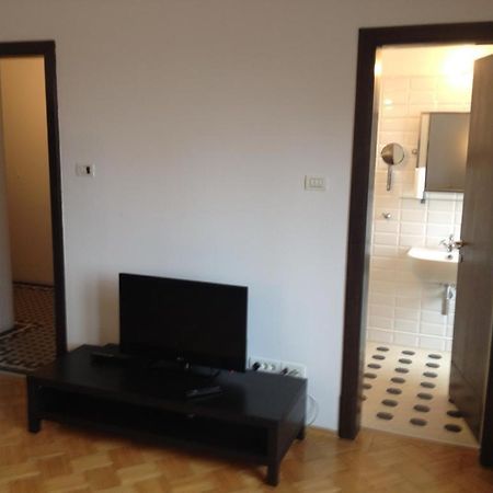 Central Studio Across From Intercontinental Bukarest Eksteriør billede