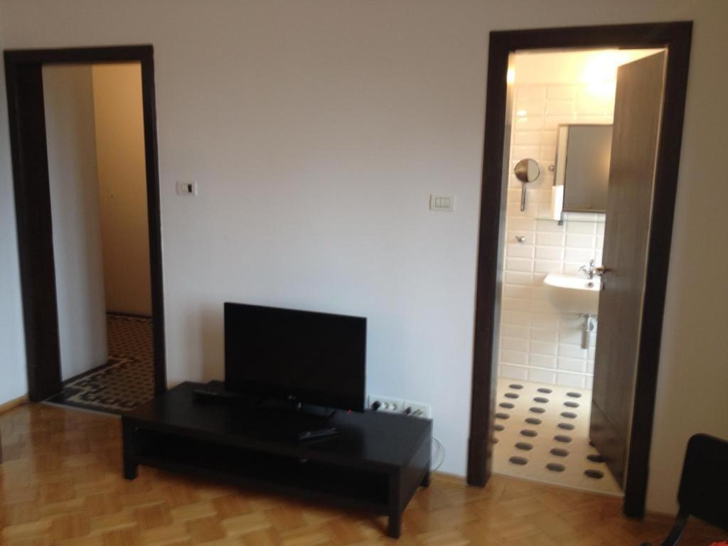 Central Studio Across From Intercontinental Bukarest Eksteriør billede